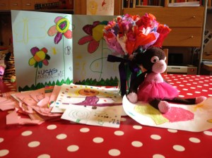 Fleurige bloemen, tekeningen en hANdgemaakt balletaapje made by the apenklas