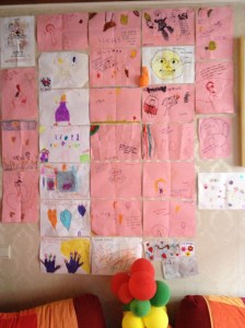 Tekeningen van Lucas' vriendjes van de apenklas en daarbuiten