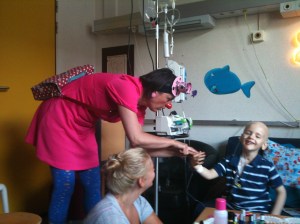 Mouche bewondert Lucas' prachtige vingernagels