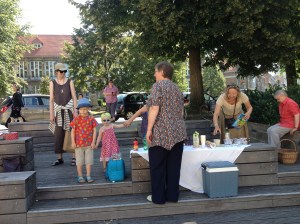 Iedereen komt toe met frigoboxen en helpt alles klaarzetten