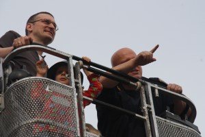 Hoog in de lucht in de brandweerladder