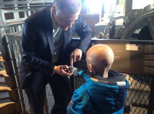 Met een kleine muziekdoos toont Luc hoe de grote muziekdoos op de achtergrond werkt.