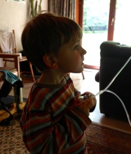 Lucas helpt mee de sondevoeding toedienen, exact 1 jaar voor hij zelf sondevoeding zal moeten krijgen.